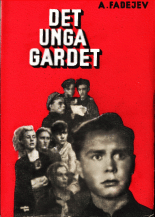 bild av omslaget till den svenska utgåvan av Fadejevs roman »Det unga gardet« med bilder ur Gerasimovs film «Molodaja gvardija» från 1948