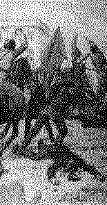 bild av kosacker som sablar ner demonstranter under den misslyckade ryska revolutionen 1905. Om man klickar på denna svartvita rasterbild får man se en färgbild med fler detaljer.