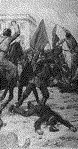 bild av kosacker som sablar ner demonstranter under den misslyckade ryska revolutionen 1905. Om man klickar p&aring; denna svartvita rasterbild f&aring;r man se en f&auml;rgbild med fler detaljer.