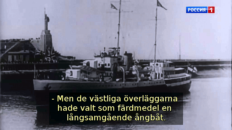Men de västliga överläggarna hade valt som färdmedel en långsamgående ångbåt. (Bild ur filmen &laquo;Det stora okända kriget&raquo;)