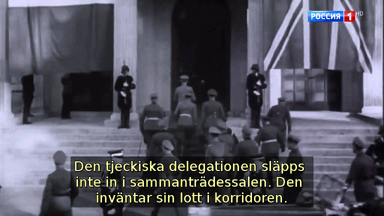 Den tjeckiska delegationen släpps inte in in sammanträdessalen. Den inväntar sin lott i korridoren. (Bild ur filmen «Det stora okända kriget»)