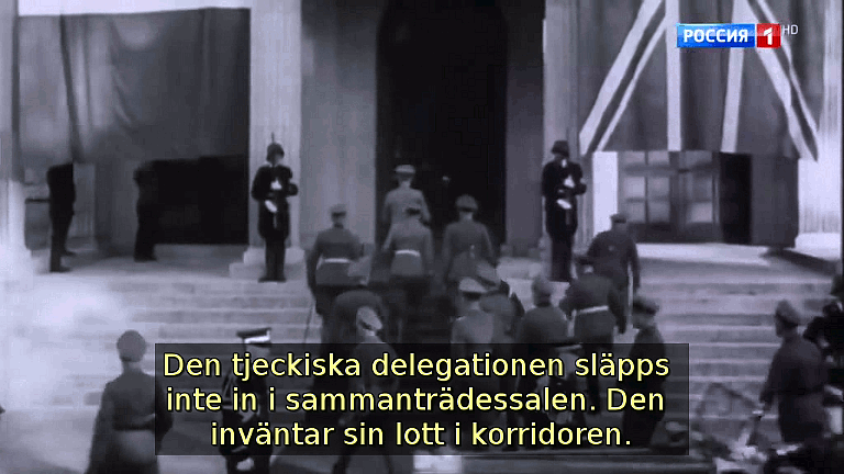 Den tjeckiska delegationen släpps inte in in sammanträdessalen. Den inväntar sin lott i korridoren. (Bild ur filmen &laquo;Det stora okända kriget&raquo;)