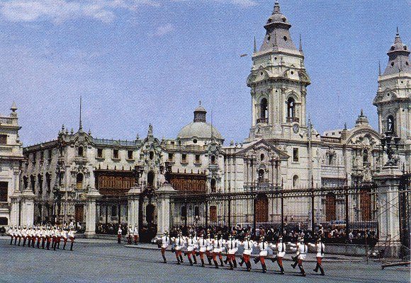 A typical stamp of the Lima City was the traditional changing of the Presidential Guard of mounted Infantry made by the gallant Dragoons of the Regiment: Marshal Nieto, in this view they dress their summer regimentals