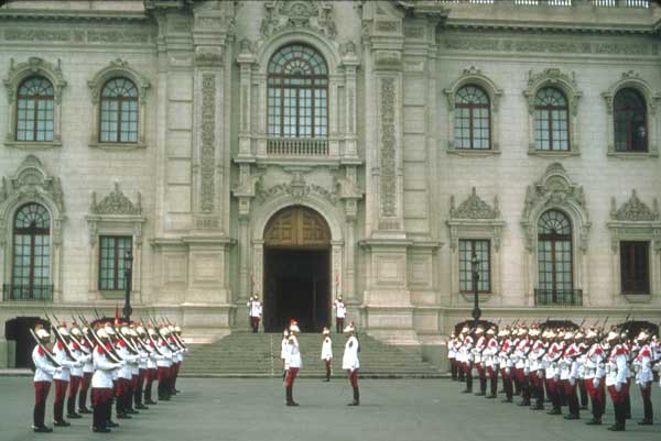 A typical stamp of the Lima City was the traditional changing of the Presidential Guard of mounted Infantry made by the gallant Dragoons of the Regiment: Marshal Nieto, in this view they dress their summer regimentals