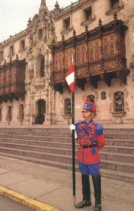 Miembro del RC Glorioso H�sares de Jun�n N� 1, al fondo los balcones neobarrocos del Palacio Arzobispal de Lima