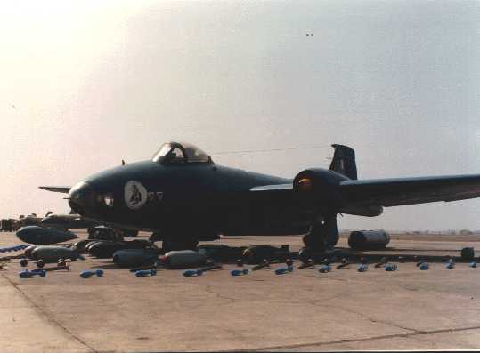 Avin Canberra peruano modelo B (I) Mk.12 con su completa y letal carga blica completa, bombas de mas de 1,000 kilos y dems armas. Los aviones Canberra fueron aviones mortiferos que amenazaban al osado invasor ecuatoriano desde el cielo cenepano!