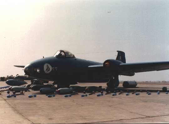 Avi�n Canberra peruano modelo B (I) Mk.12 con su completa y letal carga b�lica completa, bombas de mas de 1,000 kilos y dem�s armas. �Los aviones Canberra fueron aviones mortiferos que amenazaban al osado invasor ecuatoriano desde el cielo cenepano!