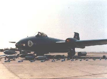BAC Canberra peruano modelo B (I) Mk.12 con su carga b�lica completa. Bombas de mas de 1,000 libras, y demas armas. �Los aviones Canberra eran aviones mortiferos que amenazaron al enemigo desde el cielo cenepano y fueron su azote durante el conflicto del Alto Cenepa!