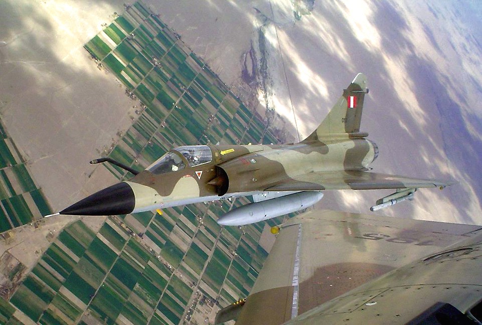 avion cazabombardero Mirage 2000/P supersnico armado con misiles aire-aire R.550 Matra Magic Mk.2