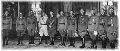 los responsables de la
operaci�n barbarossa: hitler (en el centro), posa con sus
mariscales de campo, y (a su derecha) hermann g�ring, jefe de la
luftwaffe, en la canciller�a alemana en 1940. 