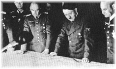 el f�hrer en su cuartel general. a su derecha, el mariscal
von brauchtitsch, el mariscal keitel; a su izquierda, el general
halder, jefe del estado mayor del ejercito. 