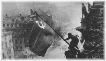 en la c�pula del reichstag en ruinas, se despliega una bandera roja, llevada por los sargentos Yegorov y Kantariya. Es 1945 y la guerra, por f�n, ha terminado en victoria