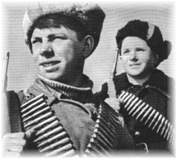 "Que os inspire en esta guerra el glorioso ejemplo de nuestros grandes antepasados: Alexandr Nevski, Dmitri Donsk�i, Kozm� Minin, Mijail Kut�zov... que la bandera del gran Lenin os re�na bajo sus pliegues" ante estas palabras de Stalin se ven combatir a muchachos de dieciseis a�os, salidos de las organizaciones comunistas de los "Pioneros rojos" o los "Komsomoles"