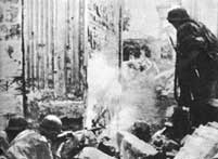 Soldados nazis en combate en las calles de Stalingrado.