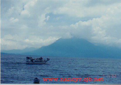 Atitl�n Guatemala (Volcano View