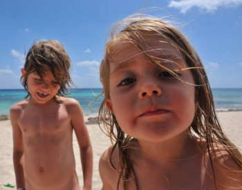 [Zwei M�dchen aus Schweden am Strand]