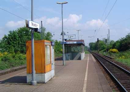 [Die Bahnstation Menden, an der t�glich bis zu 2 Z�ge halten]