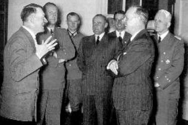 [Der F�hrer (ganz links) und sein Staatssekret�r (ganz rechts)]