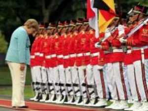 [Merkel verneigt sich tief vor dem indonesischen Milit�r]