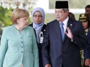 [Merkel mit dem indonesischen Diktator und Christenm�rder]