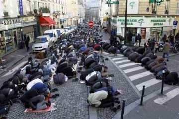 [Paris am Freitagnachmittag: Fr Christenhunde, Judensue u.a. Unglubige sind die Gebetsstraen gesperrt, um Allah nicht zu beleidigen]