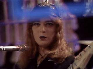 [Steve Priest als Tunte]