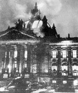 [1933: Der Reichstag brennt - Marinus fecit]