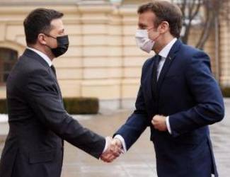 [zwei Diktatoren, die ihre Visagen hinter Masken verbergen]