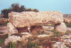 dolmen sur l'le de Malta / hunebed op Malta / Dolmen auf der Insel Malta / dolmn sobre Malta