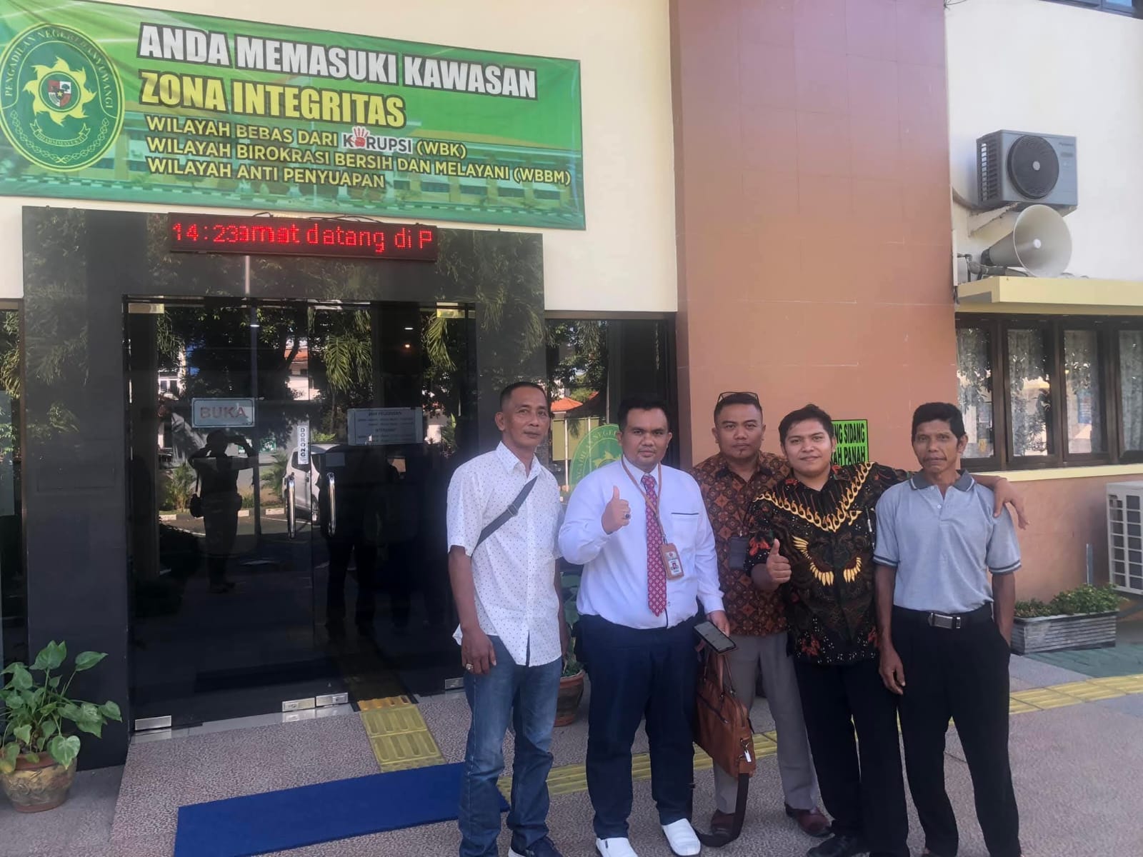 NURUL SAFII SH MH AND TEAM DI DEPAN PENGADILAN NEGERI BANYUWANGI NURUL SAFII SH MH DAN I GUSTI NYOMAN HARIS PRADANA