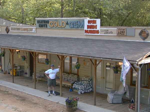 cabin.jpg (35614 bytes)