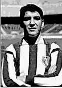 Enrique Collar, formidable jugador internacional, de clase excepcional, con Peir� form� un t�ndem sensacional que tantos triunfos da al Atl�tico de Madrid