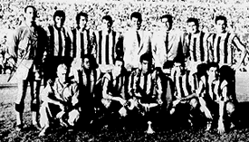 Equipo maravilla del Atl�tico de Madrid, Campe�n de Copa, que cubri� una etapa hist�rica y gloriosa: Madinabeyta, Griffa, Ramiro, Glar�a, Jos� Villalonga (entrenador), Rafael Repullo (Tinte, segundo entrenador), Calleja y Rivilla. Agachados: Rafa (masajista), Jones, Adelardo, Mendoza, Peir� y Collar