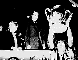 El Atleti Campe�n de Copa. S. M. el Rey Juan Carlos I hace entrega de la Copa a Marcelino, capit�n rojiblanco, en presencia de S. A. el Pr�ncipe de Asturias don Felipe de Borb�n, Presidente de Honor del Club. A�o 1976