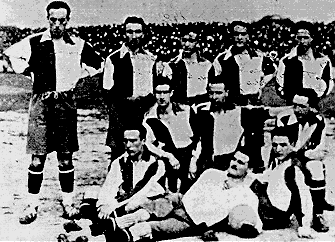 1921. Final de Copa entre el Athletic de Bilbao y el Athletic de Madrid.Campo de San Mam�s. Athletic de Madrid con camiseta a franjas azul y blancas. De pie: Amann, Tuduri, Triana, Del R�o y Olaso. Arrodillados: Elorriaga, Fajardo y Escalera. En el suelo: Pablo, Dur�n y Olalde