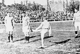 Inaguraci�n del Estadio Metropolitano. 13 de mayo de 1923. S.A.R. don Juan de Borb�n hace el saque de honor