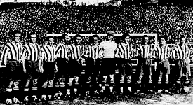 Un equipo del Athletic de Madrid de los a�os veinte, en el Estadio Metropolitano, con Luis Olaso, Quico Mar�n, Monch�n Triana, Javier Barroso, Vicente Palacios, Alfonso Olaso,... Cuesta
