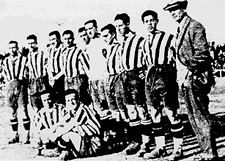 Athletic de Madrid, a�o 1927. Tudoz, Olarriaga, Manzanedo, Becerril, Adarraga, Javier Barroso, Monch�n Triana, Luis Olaso, Alfonso Olaso, Mortes Hayes, entrenador, y sentados, Satr�stegui y el ingl�s Drian Kwater