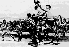 Cabo, guardameta del Athletic de Madrid, despeja de pu�o un bal�n sobre su porter�a en un partido con el Athletic de Bilbao. Empate a tres goles. 1928