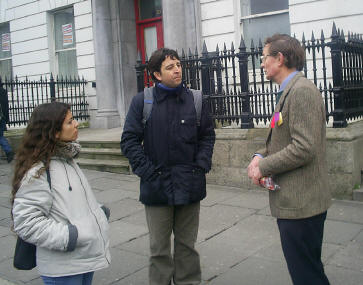 Harry talking, in Spanish, to 2 people watching the parade.