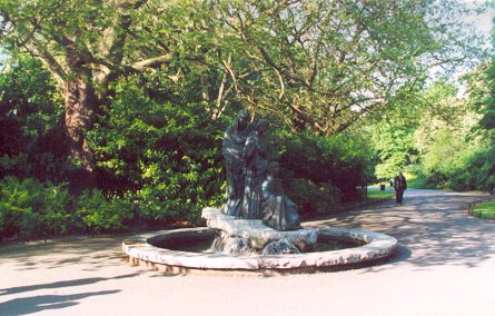 Dublin photo of 
world war memorial statue, located in Stephen's Green