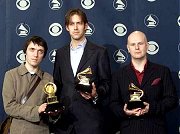 Colin, Ed e Phil ricevono il Grammy per Kid A - Clicca sull'immagine per ingrandirla