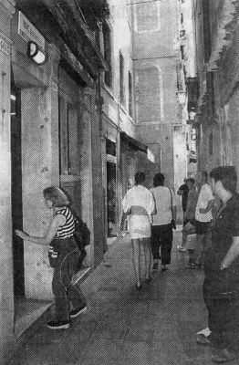 Una turista entra in un gabinetto pubblico