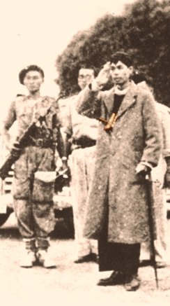 Jenderal Sudirman, menyisipkan keris di dadanya semasa gerilya.
