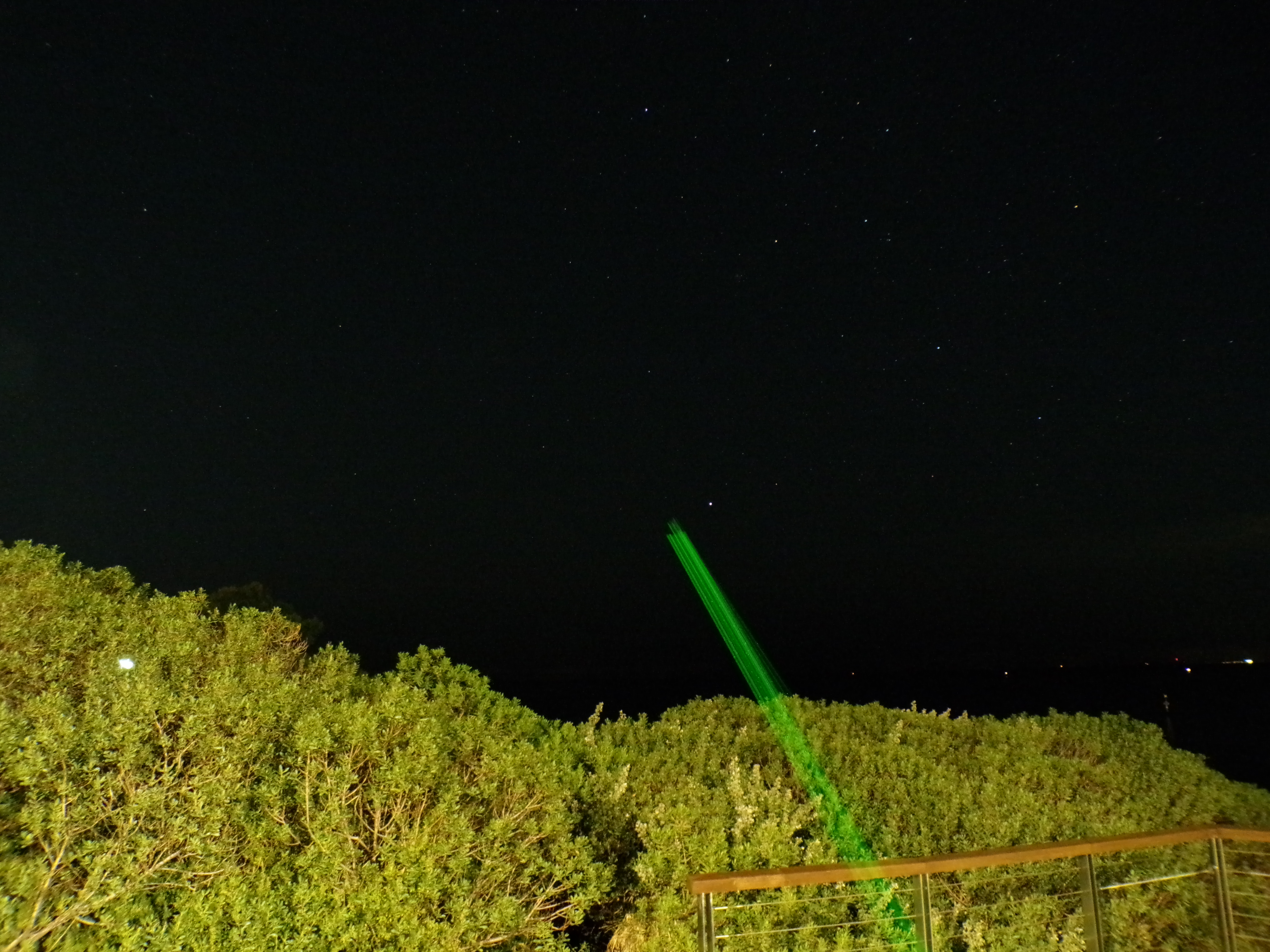 Green laser pointing at stars - Picture 1