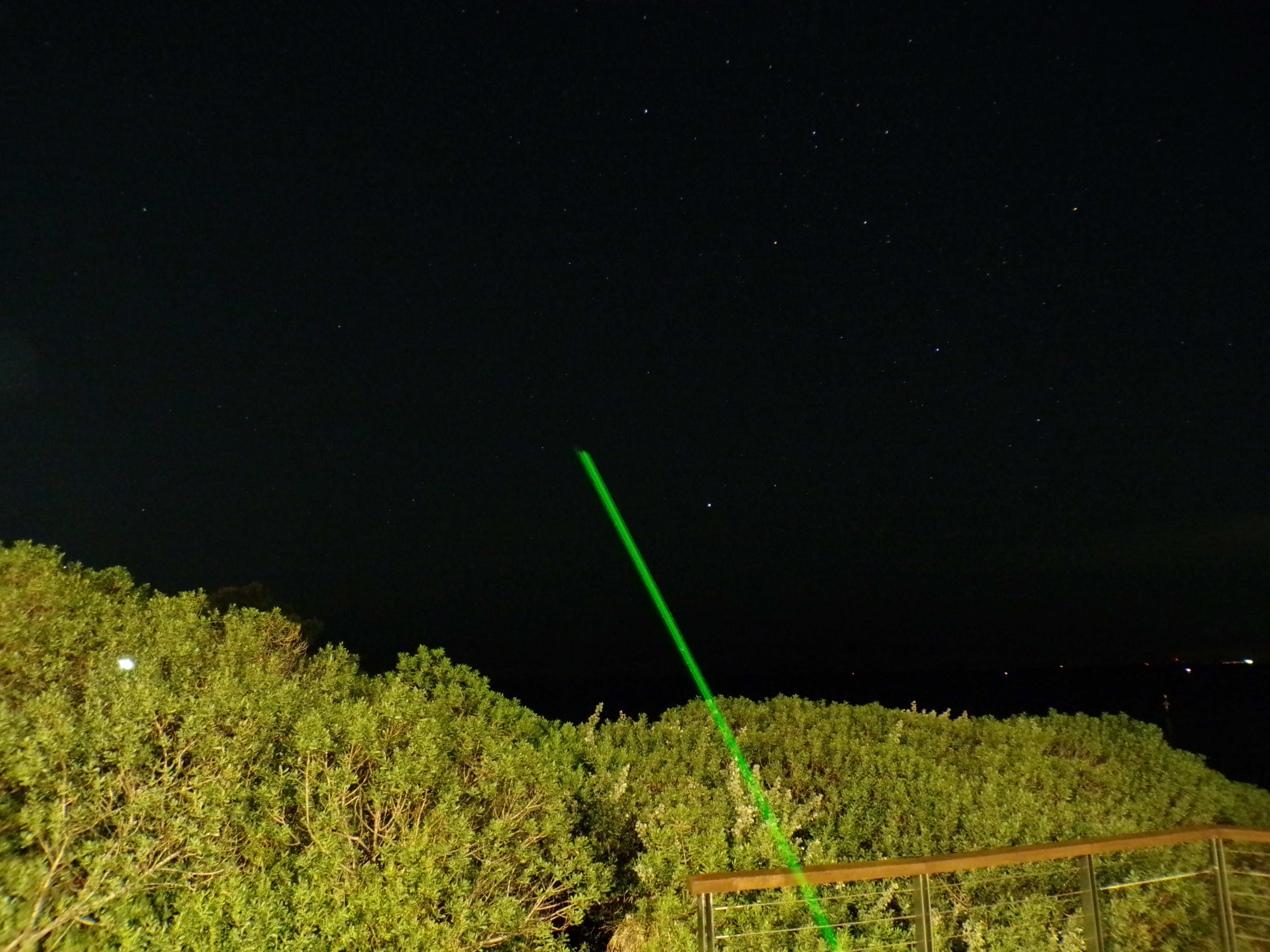 Green laser pointing at stars - Picture 2