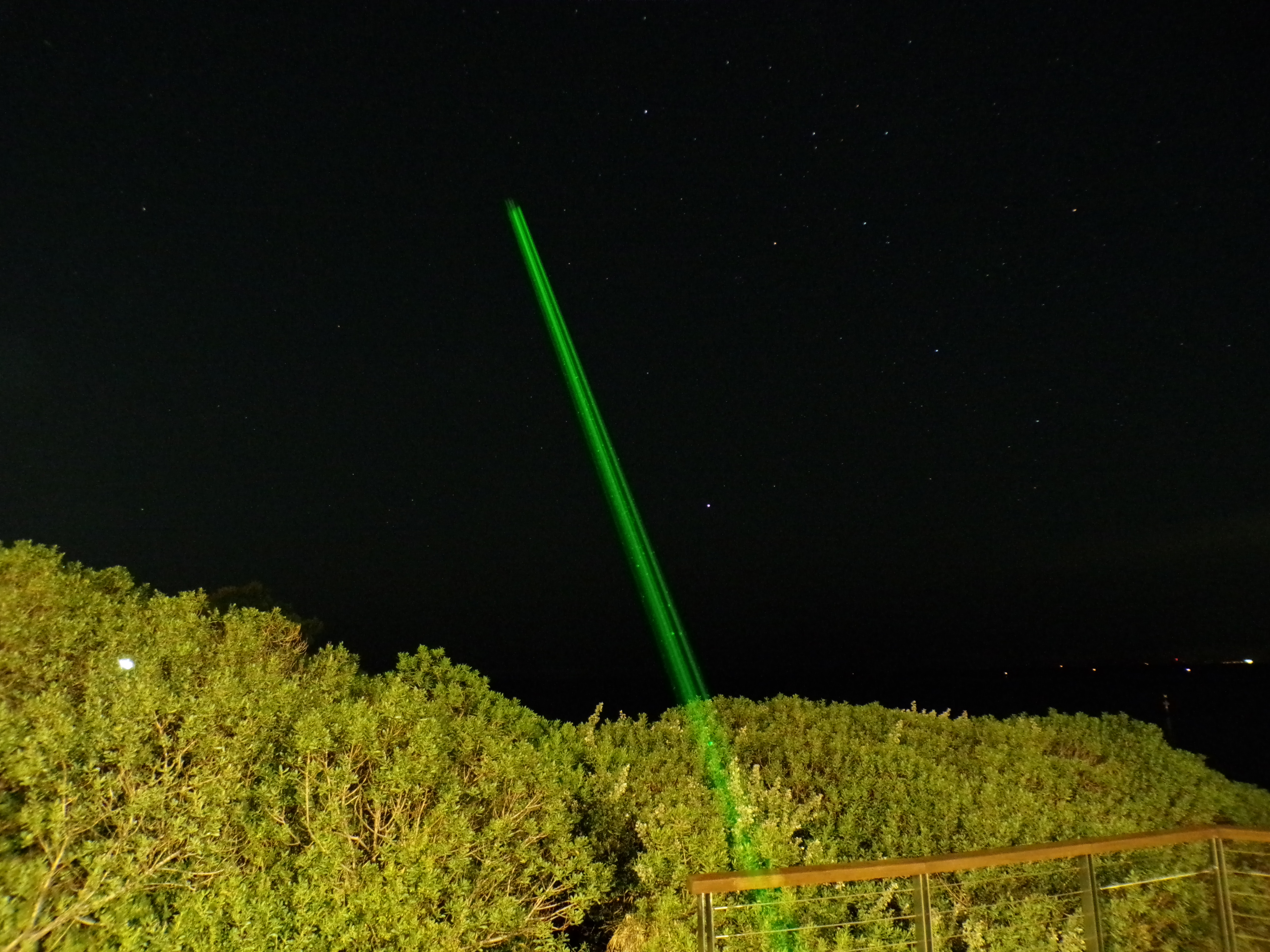 Green laser pointing at stars - Picture 3