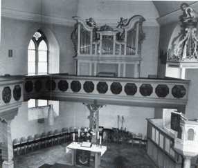 Innenansicht ev. Kirche Gronau: Altarempore und Empore links