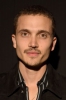 photo Karl Glusman (voz)
