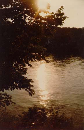 sunset_lake.jpg (24402 bytes)